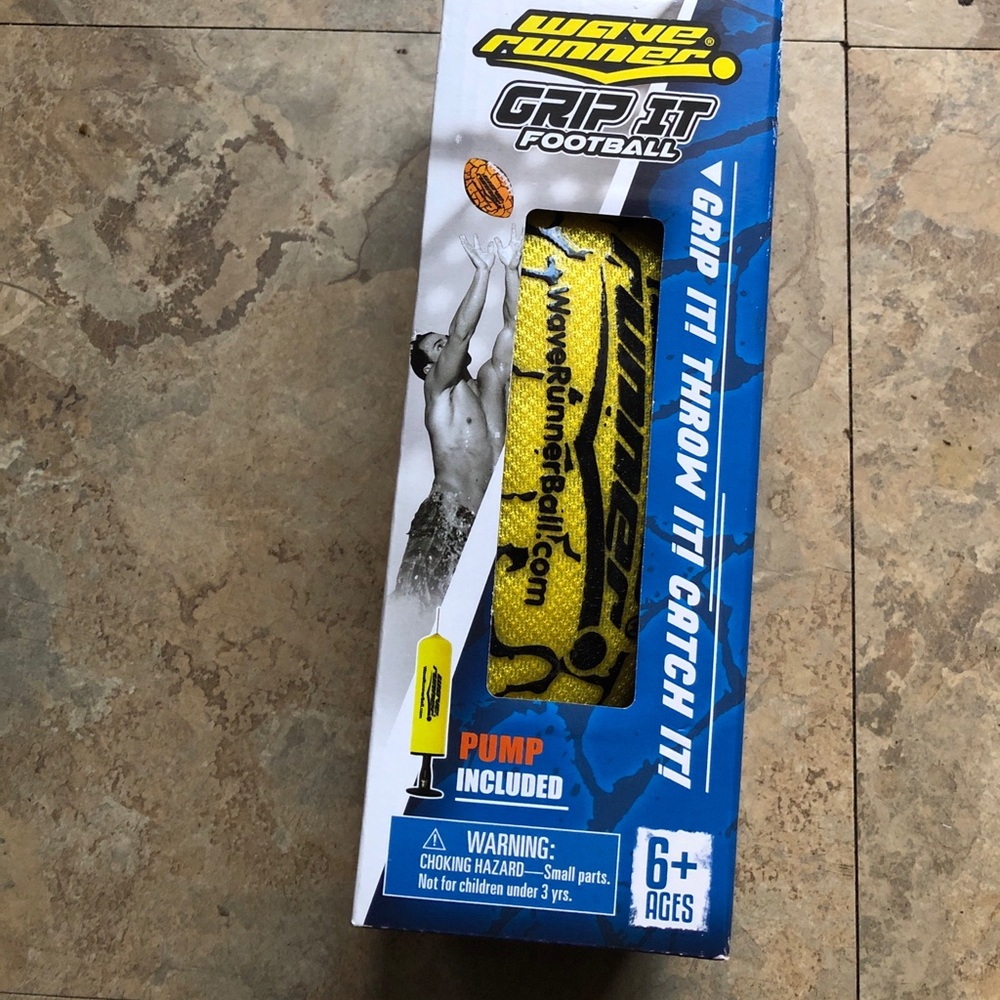 Wave runner Grip it  Football with pump and needle